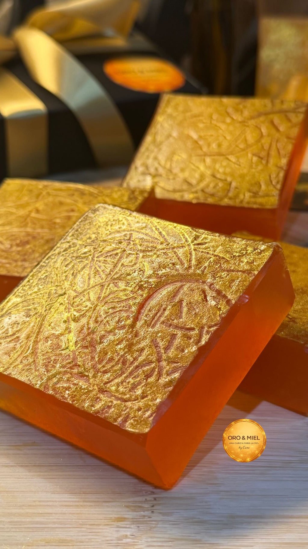 Caricia de cúrcuma con miel glaseada de oro ✨